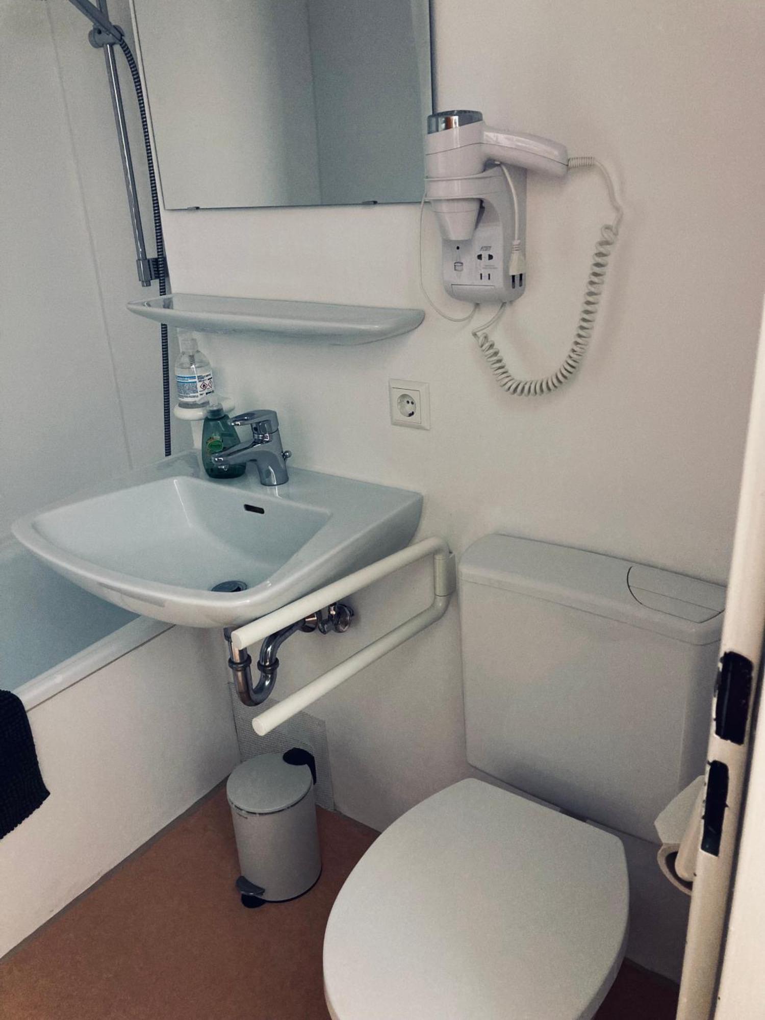 Free Apartment - Ermstal Бад Урах Екстериор снимка